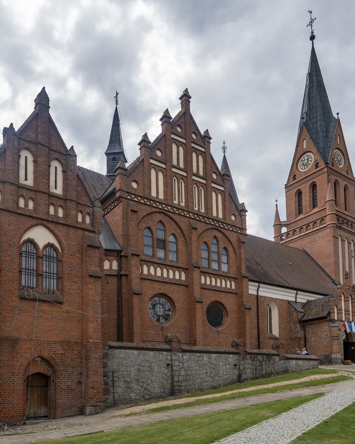 Droga prowadząca ku sanktuarium pośród warmińskiego krajobrazu
