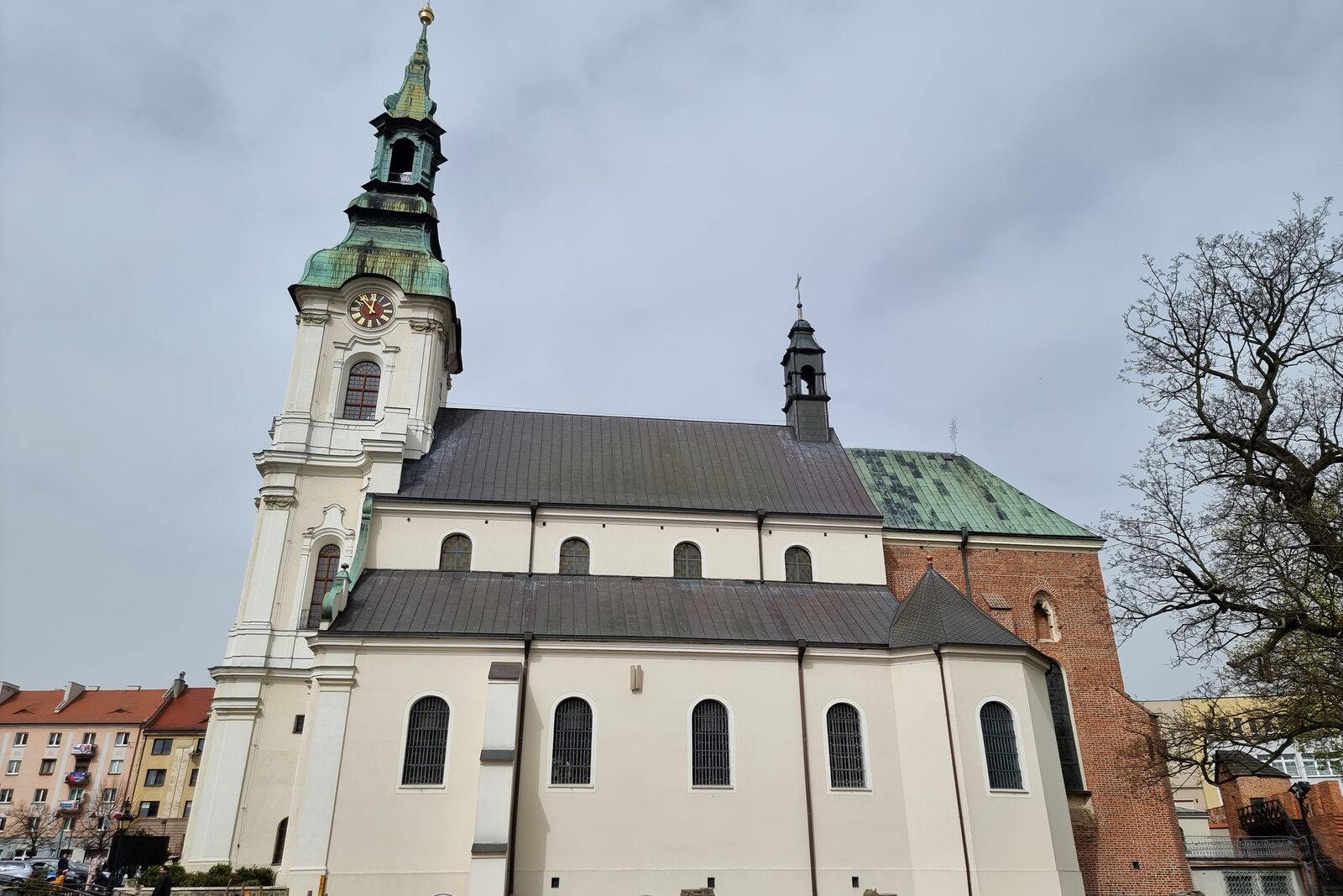 Szeroki widok Bazyliki kolegiackiej Wniebowzięcia Najświętszej Maryi Panny — Sanktuarium św. Józefa w Kaliszu