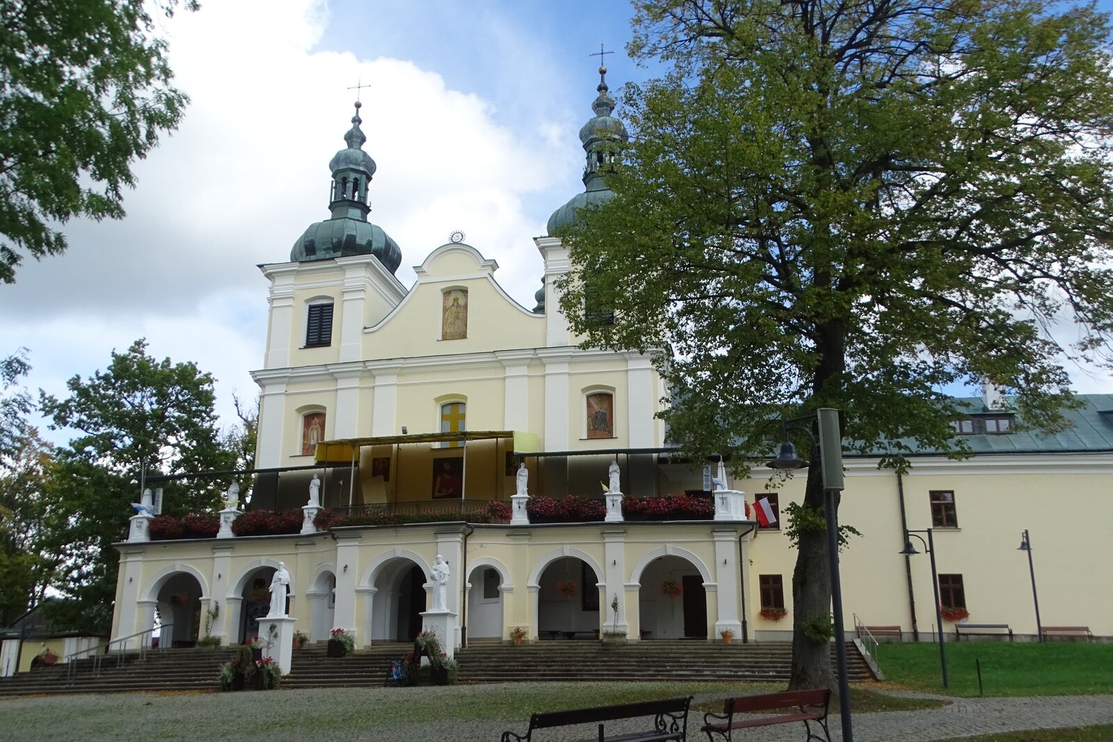 Szeroki widok Sanktuarium Męki Pańskiej i Matki Bożej Kalwaryjskiej w Kalwarii Pacławskiej